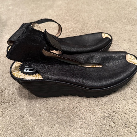 Size 9.5 Fly London Black Women's Sandals - Picture 3 of 6